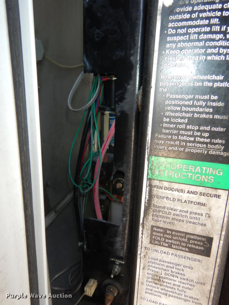 image for item DB6196 2006 Ford E450 shuttle bus