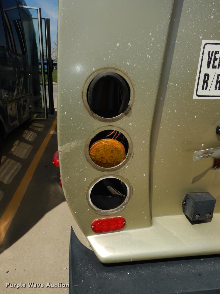 image for item DB6196 2006 Ford E450 shuttle bus