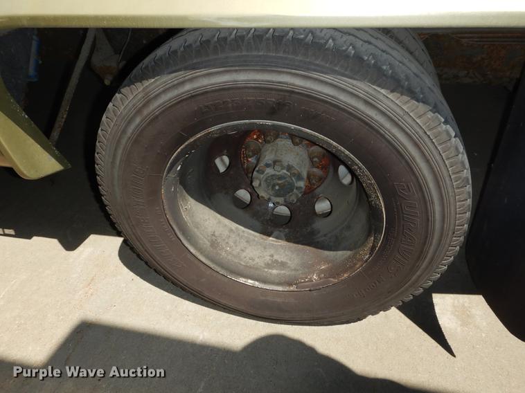 image for item DB6196 2006 Ford E450 shuttle bus