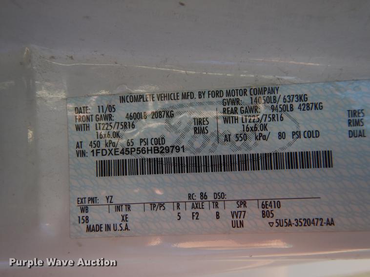 image for item DB6196 2006 Ford E450 shuttle bus