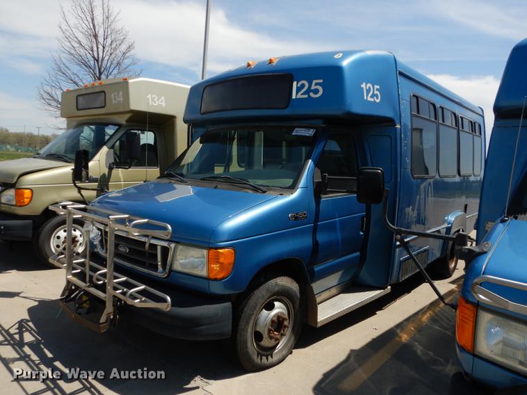 image for item DB6197 2005 Ford E450 shuttle bus