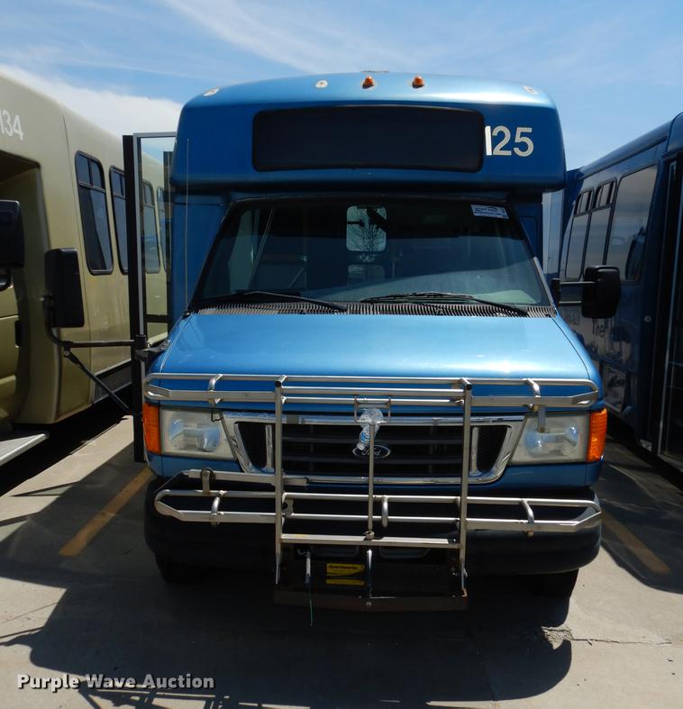 image for item DB6197 2005 Ford E450 shuttle bus