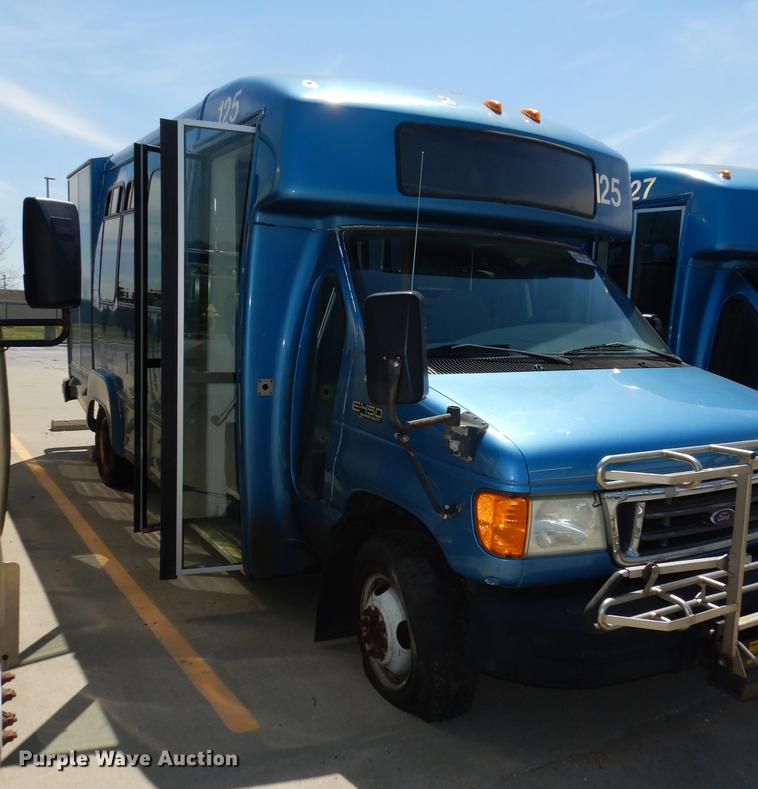 image for item DB6197 2005 Ford E450 shuttle bus
