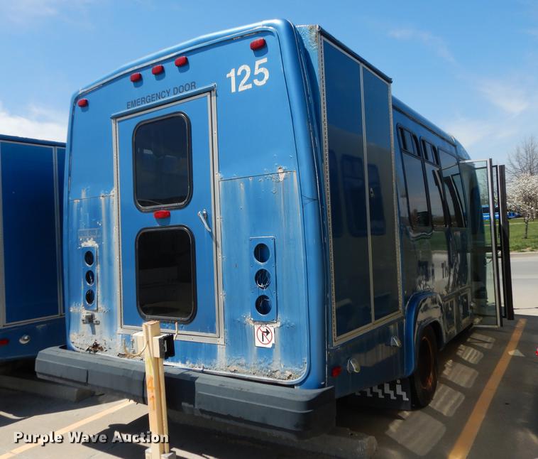 image for item DB6197 2005 Ford E450 shuttle bus