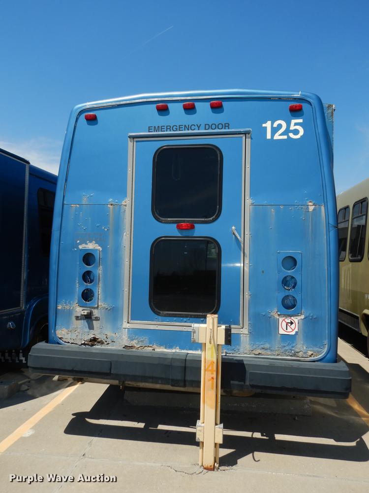 image for item DB6197 2005 Ford E450 shuttle bus