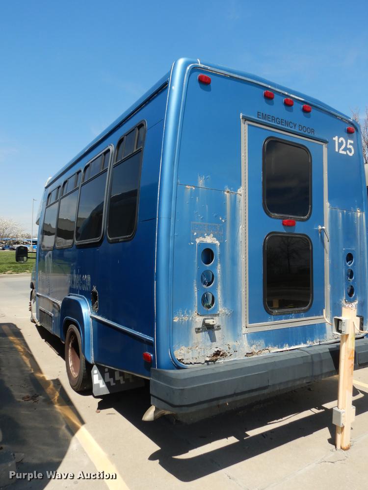 image for item DB6197 2005 Ford E450 shuttle bus