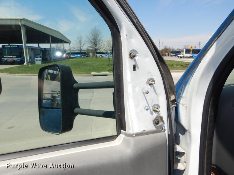 image for item DB6197 2005 Ford E450 shuttle bus