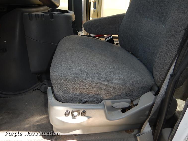 image for item DB6197 2005 Ford E450 shuttle bus