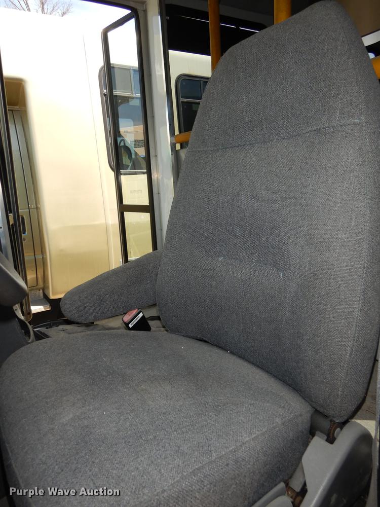image for item DB6197 2005 Ford E450 shuttle bus