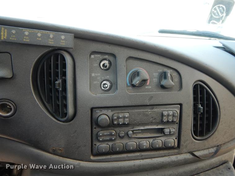 image for item DB6197 2005 Ford E450 shuttle bus