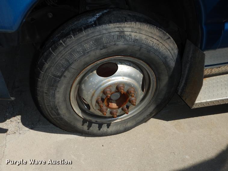 image for item DB6197 2005 Ford E450 shuttle bus