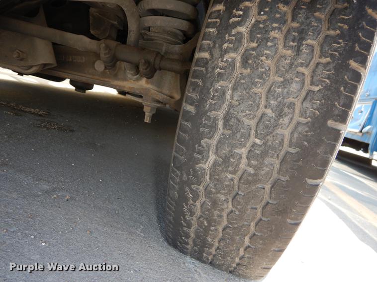 image for item DB6197 2005 Ford E450 shuttle bus