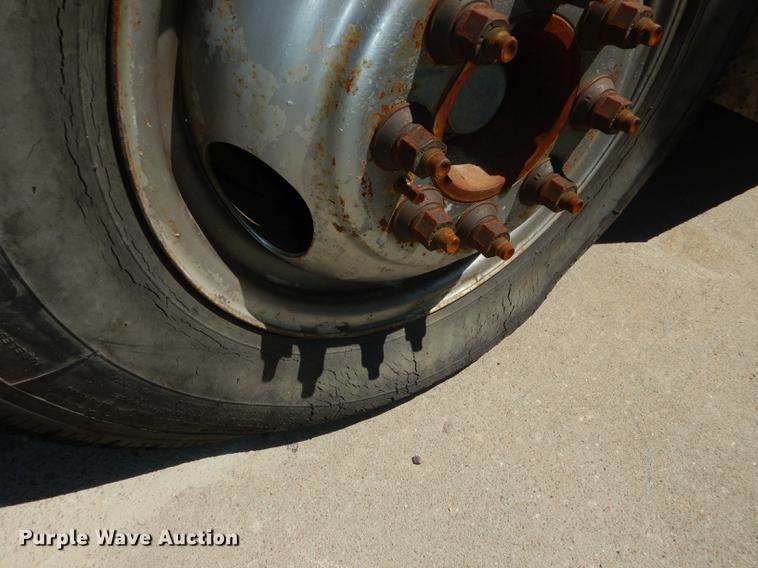 image for item DB6197 2005 Ford E450 shuttle bus