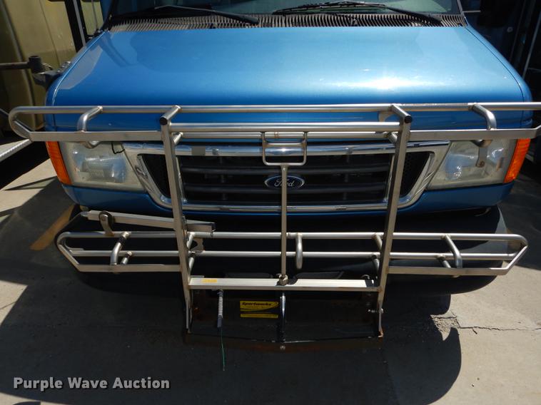 image for item DB6197 2005 Ford E450 shuttle bus