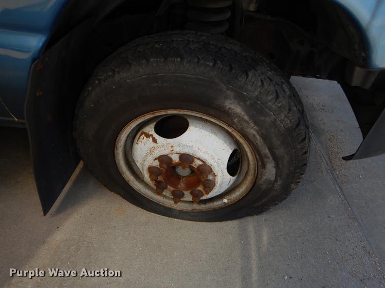 image for item DB6197 2005 Ford E450 shuttle bus