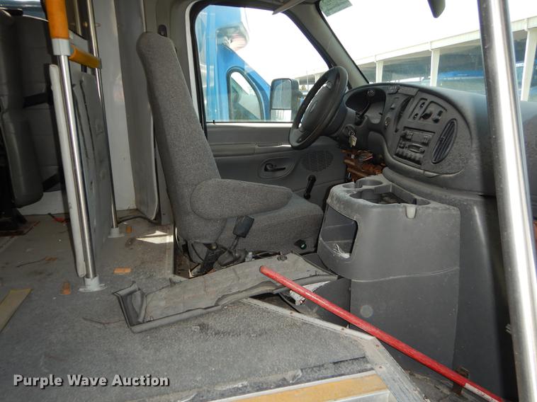 image for item DB6197 2005 Ford E450 shuttle bus