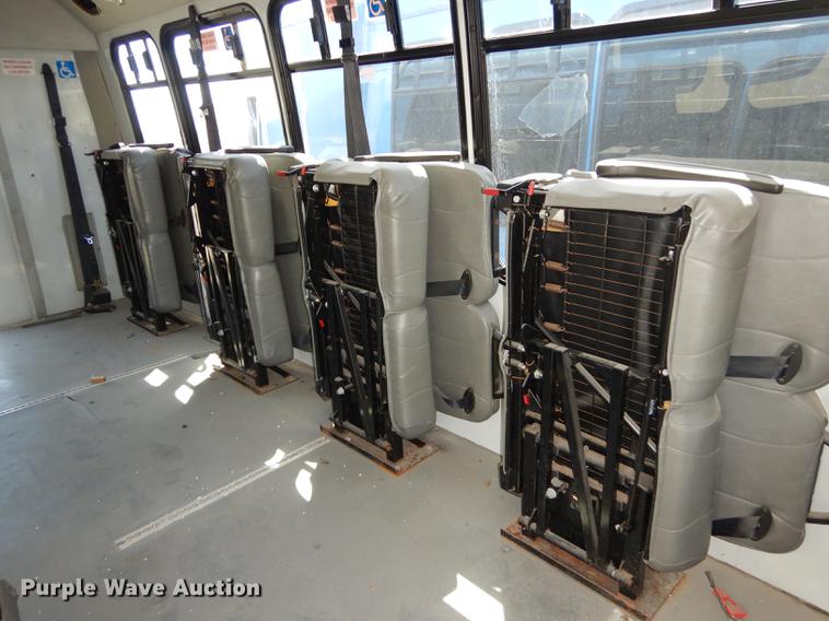 image for item DB6197 2005 Ford E450 shuttle bus