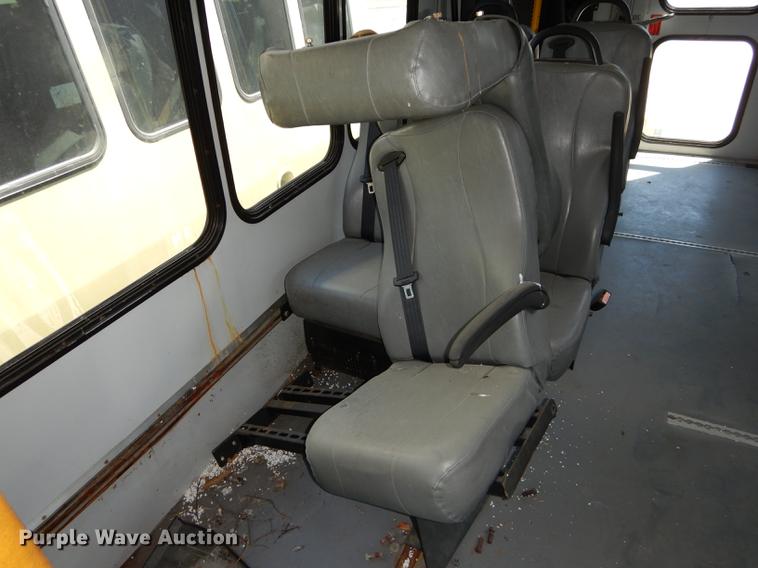 image for item DB6197 2005 Ford E450 shuttle bus