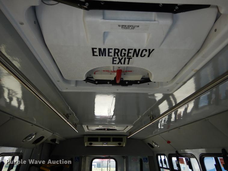 image for item DB6197 2005 Ford E450 shuttle bus