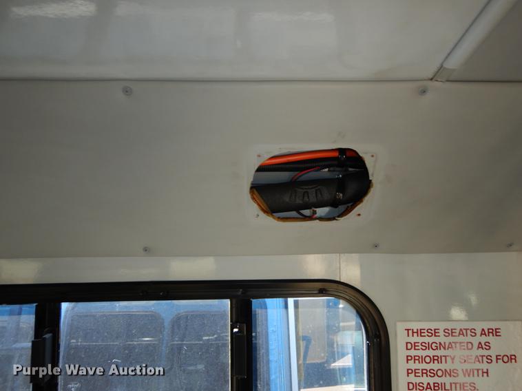 image for item DB6197 2005 Ford E450 shuttle bus