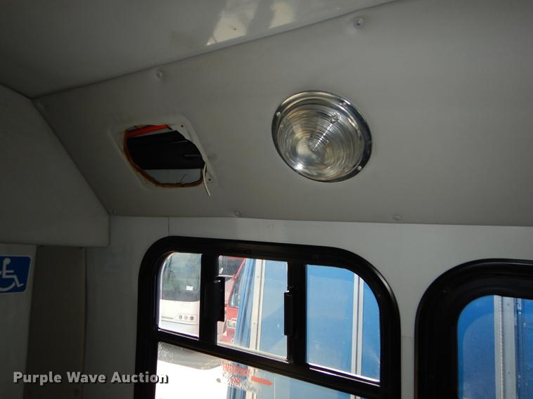 image for item DB6197 2005 Ford E450 shuttle bus