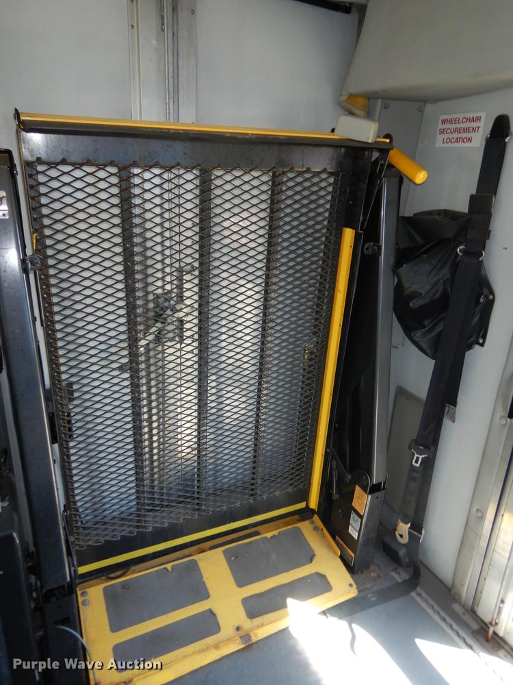 image for item DB6197 2005 Ford E450 shuttle bus