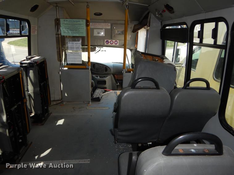image for item DB6197 2005 Ford E450 shuttle bus