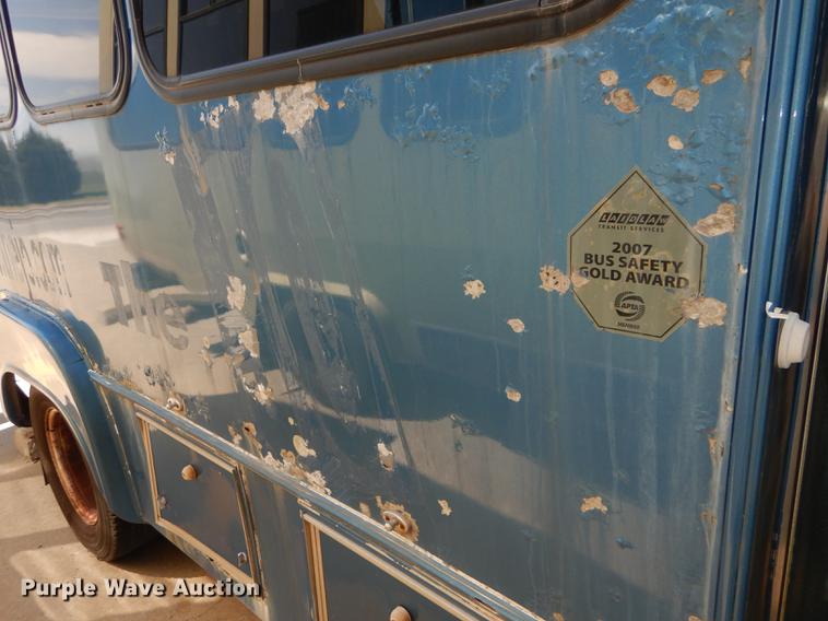 image for item DB6197 2005 Ford E450 shuttle bus