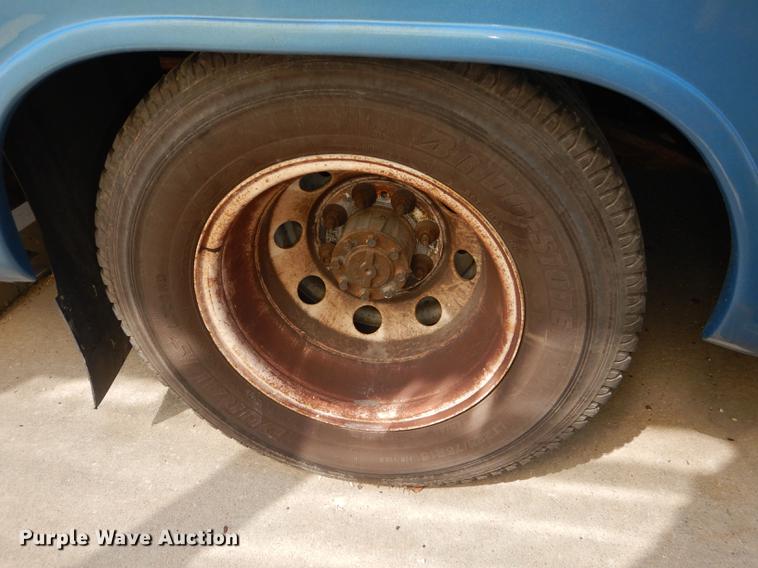 image for item DB6197 2005 Ford E450 shuttle bus