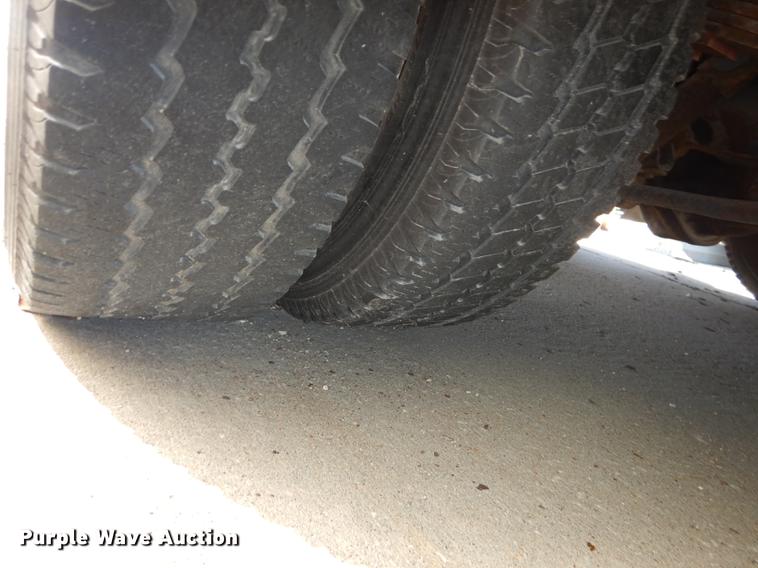 image for item DB6197 2005 Ford E450 shuttle bus