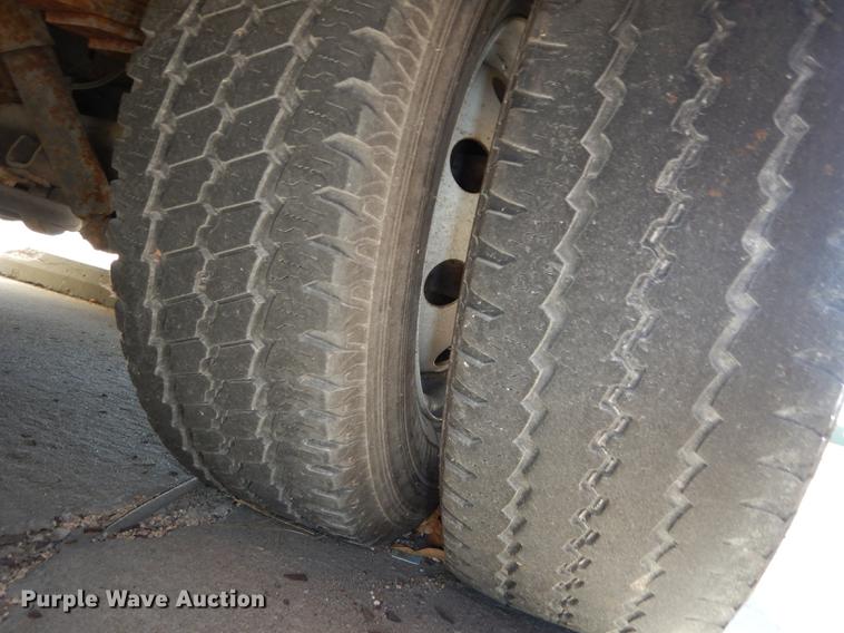 image for item DB6197 2005 Ford E450 shuttle bus