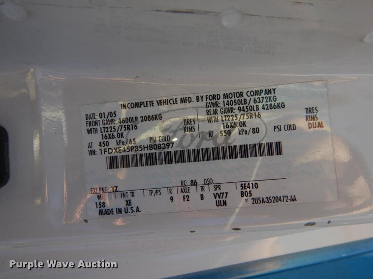 image for item DB6197 2005 Ford E450 shuttle bus