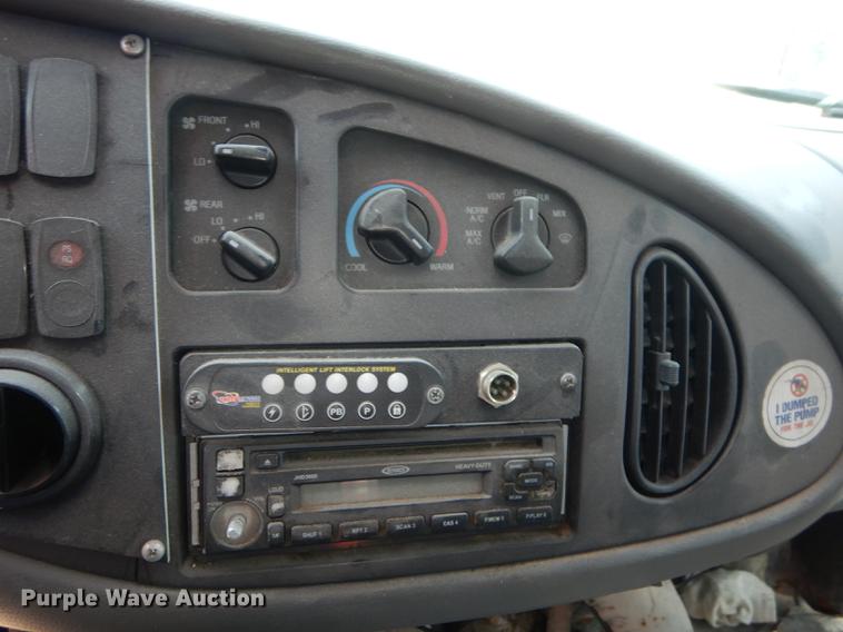 image for item DB6198 2007 Ford E450 shuttle bus