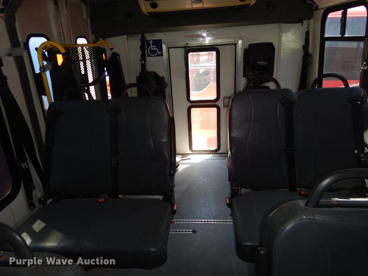 image for item DB6198 2007 Ford E450 shuttle bus