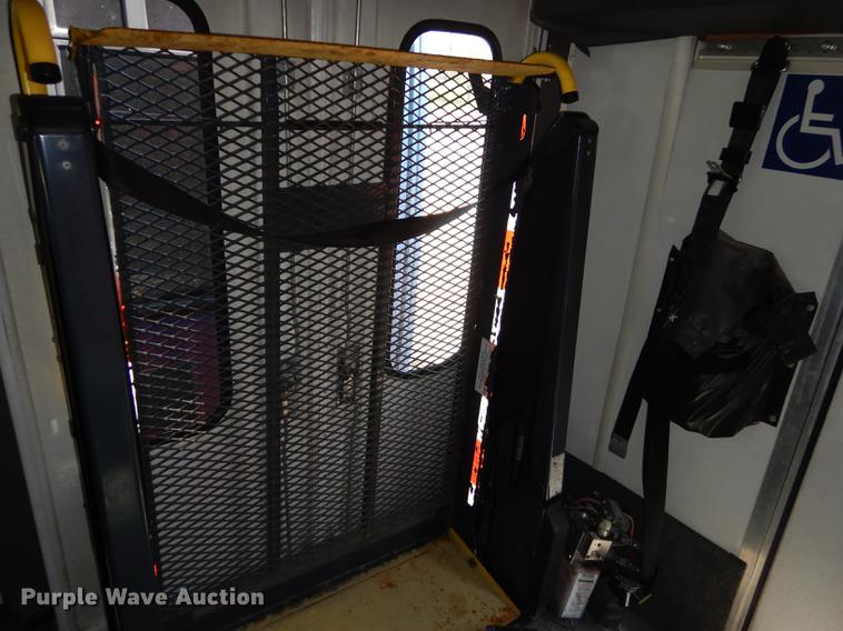 image for item DB6198 2007 Ford E450 shuttle bus