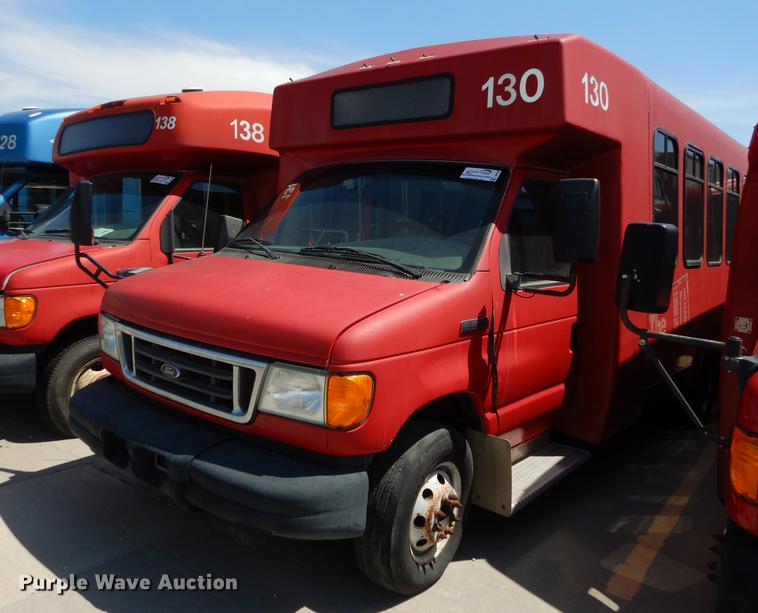 image for item DB6199 2006 Ford E450 shuttle bus