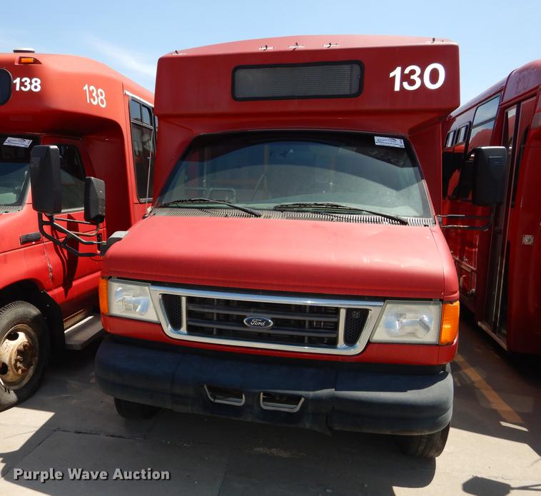 image for item DB6199 2006 Ford E450 shuttle bus