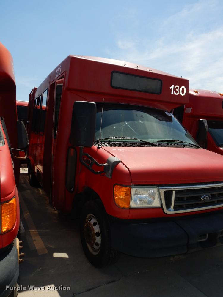 image for item DB6199 2006 Ford E450 shuttle bus