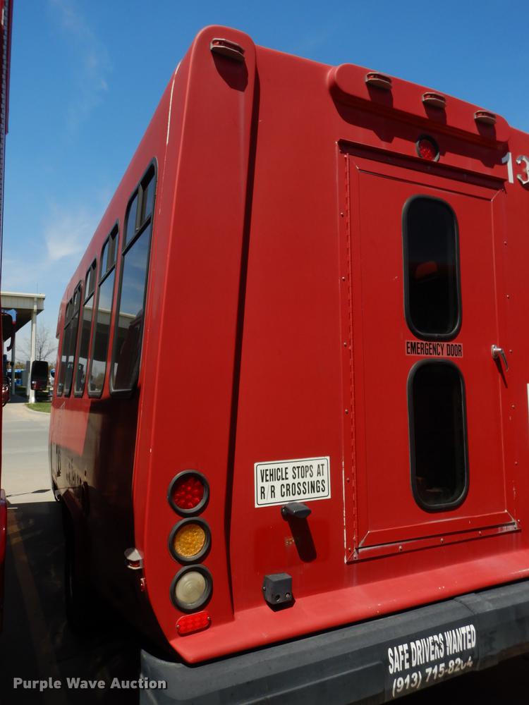 image for item DB6199 2006 Ford E450 shuttle bus