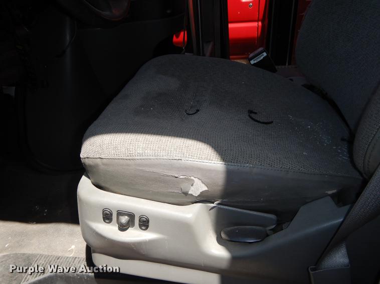 image for item DB6199 2006 Ford E450 shuttle bus