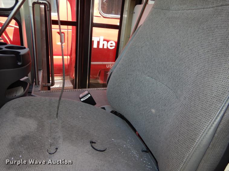 image for item DB6199 2006 Ford E450 shuttle bus