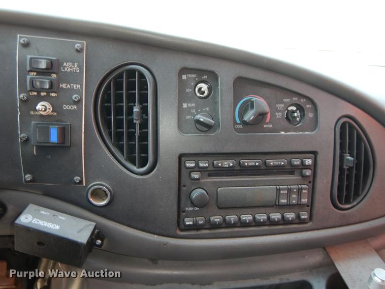 image for item DB6199 2006 Ford E450 shuttle bus