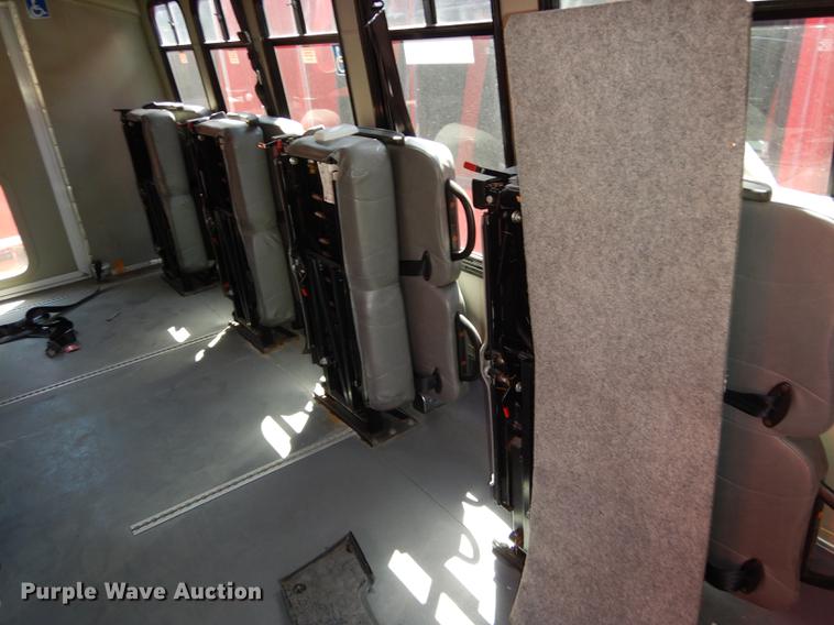 image for item DB6199 2006 Ford E450 shuttle bus