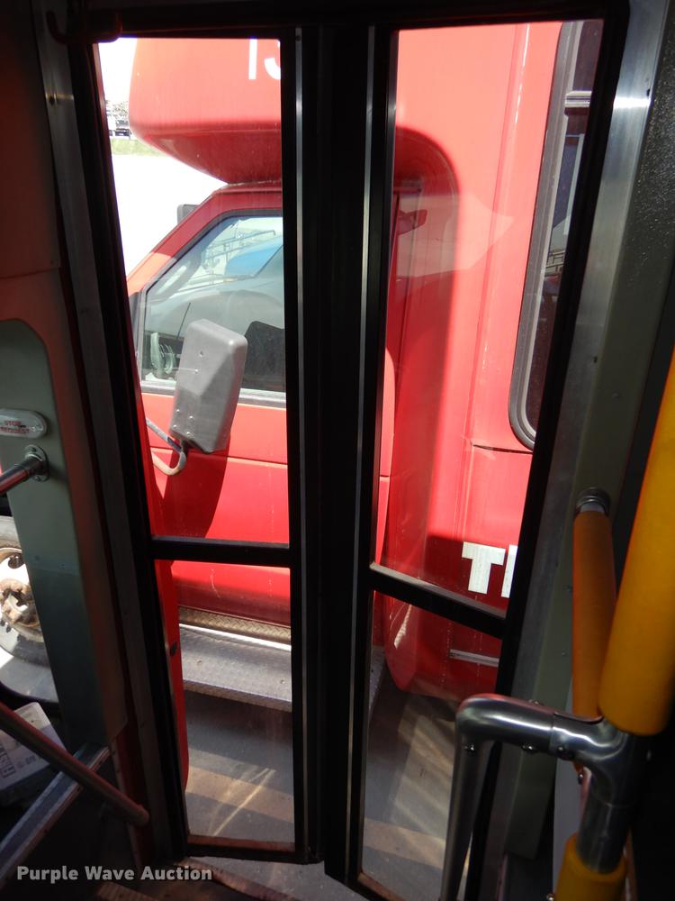 image for item DB6199 2006 Ford E450 shuttle bus