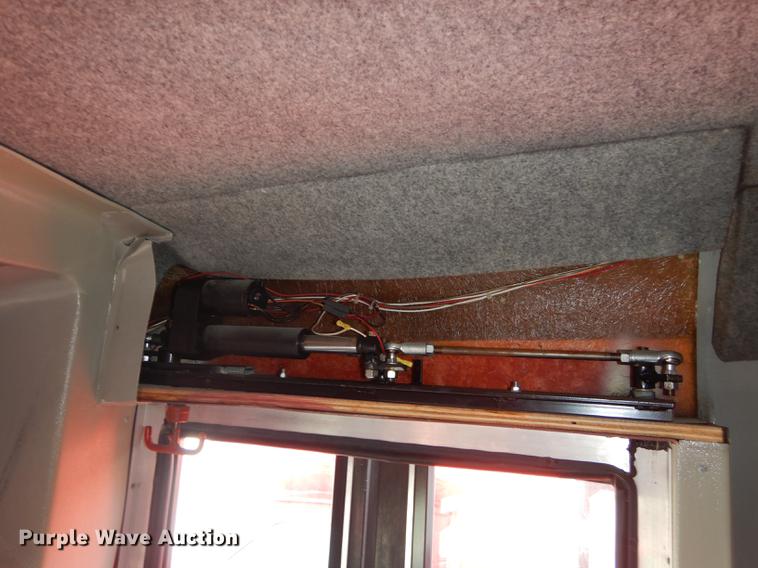 image for item DB6199 2006 Ford E450 shuttle bus