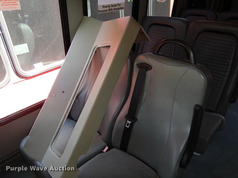 image for item DB6199 2006 Ford E450 shuttle bus