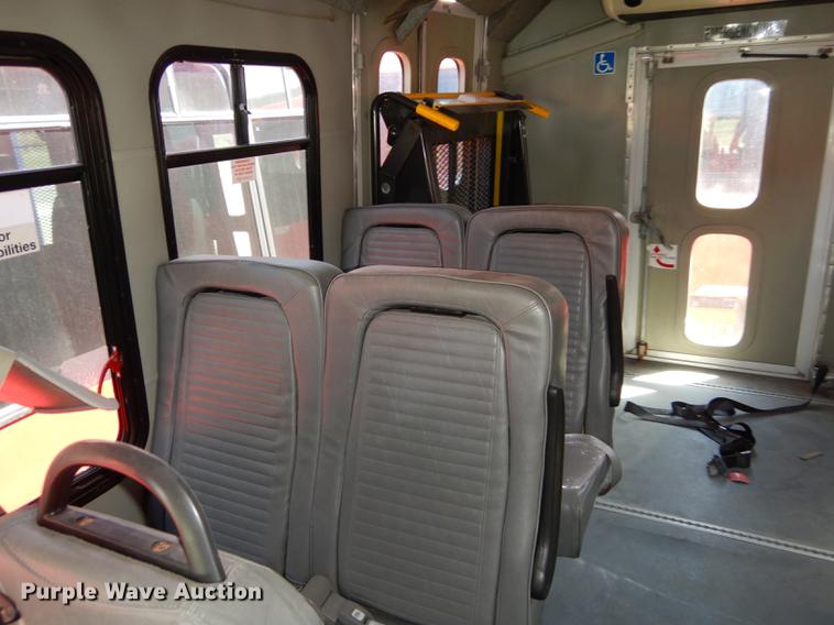 image for item DB6199 2006 Ford E450 shuttle bus