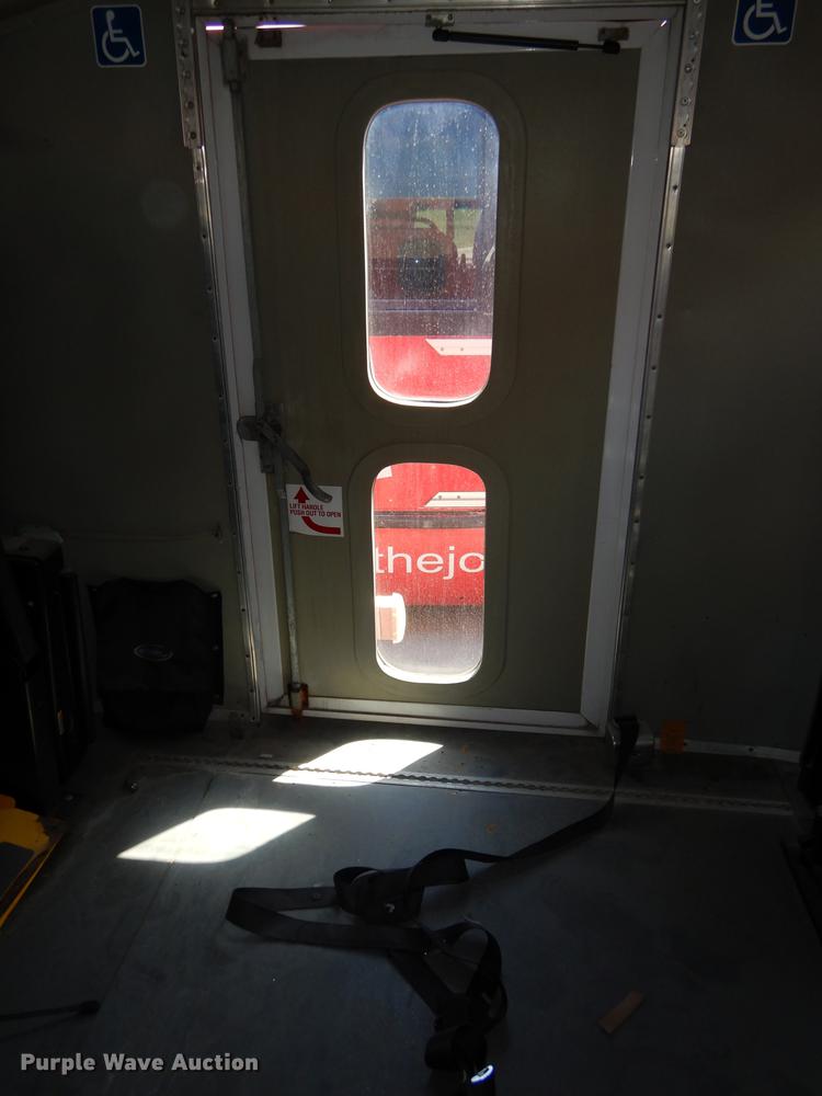 image for item DB6199 2006 Ford E450 shuttle bus