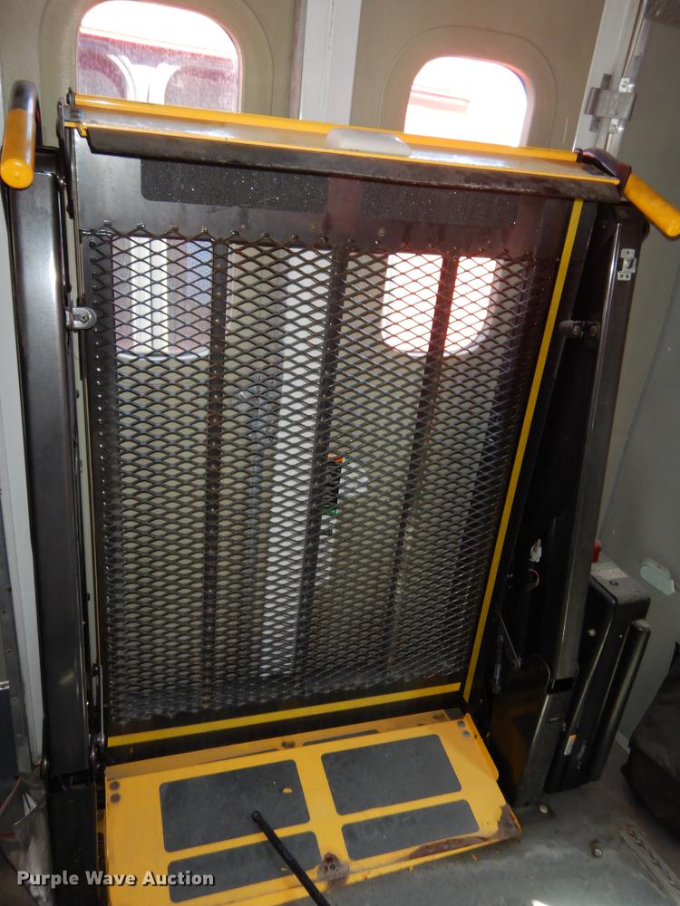 image for item DB6199 2006 Ford E450 shuttle bus