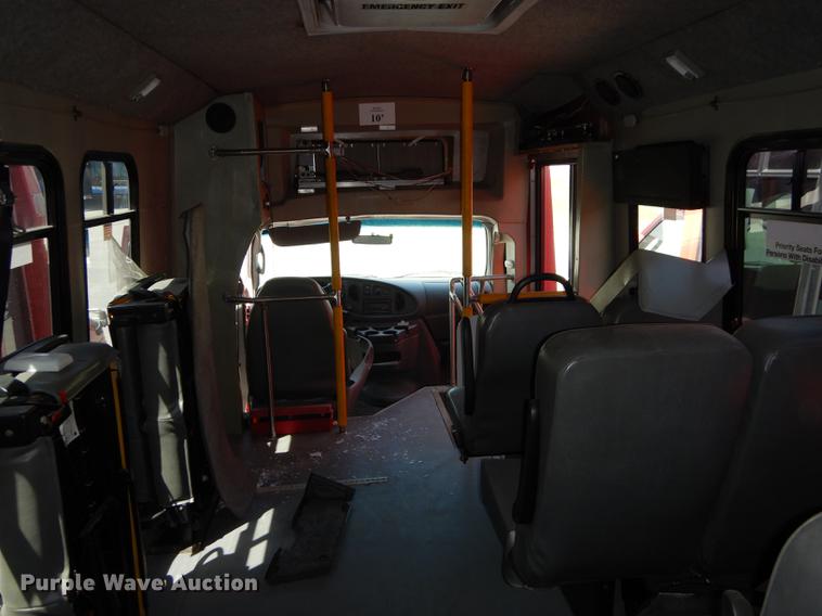 image for item DB6199 2006 Ford E450 shuttle bus
